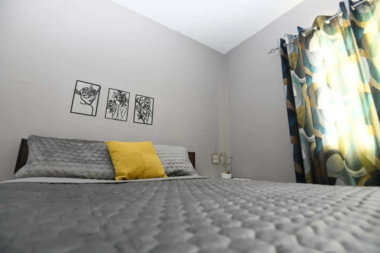 Spacious & Cozy 2 Bedrooms Townhouse In Gated Community, Excellent Location In Kgn8 킹스톤