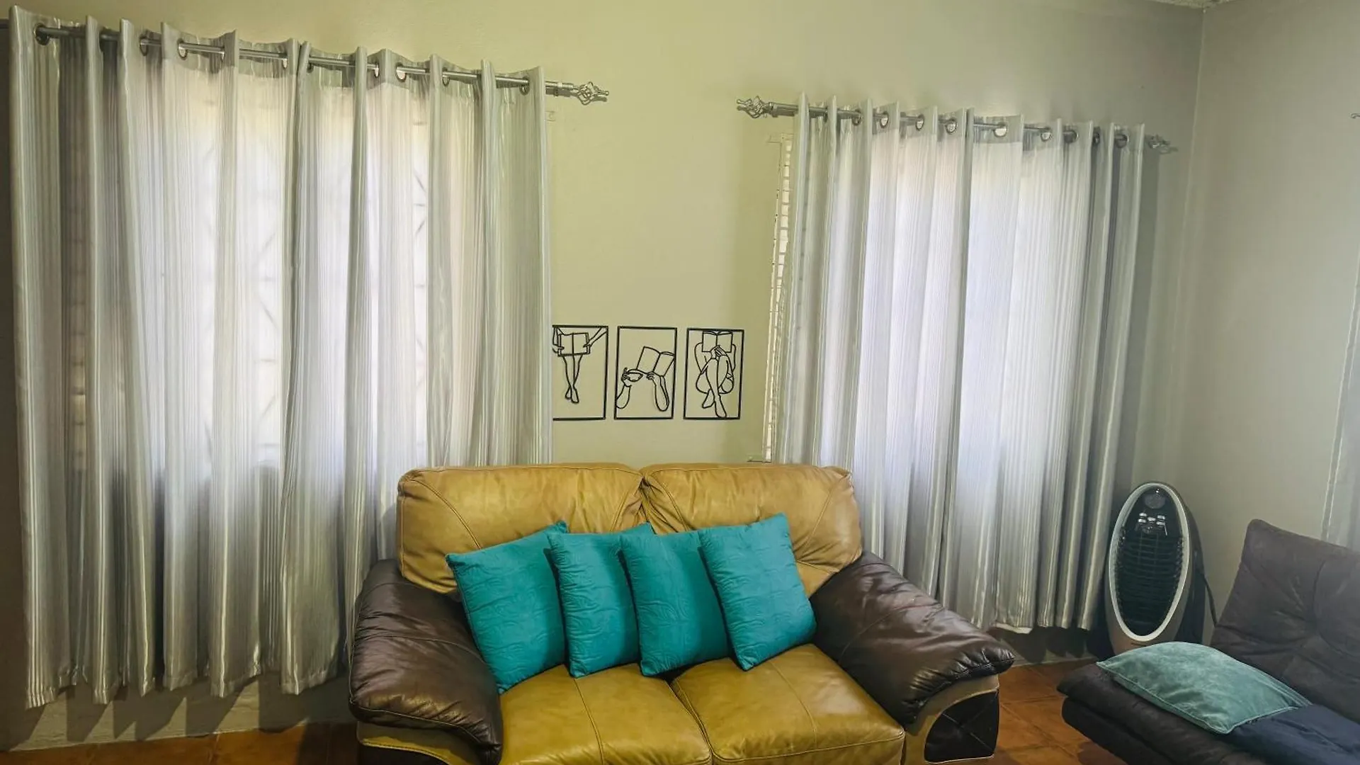 Spacious & Cozy 2 Bedrooms Townhouse In Gated Community, Excellent Location In Kgn8 자메이카