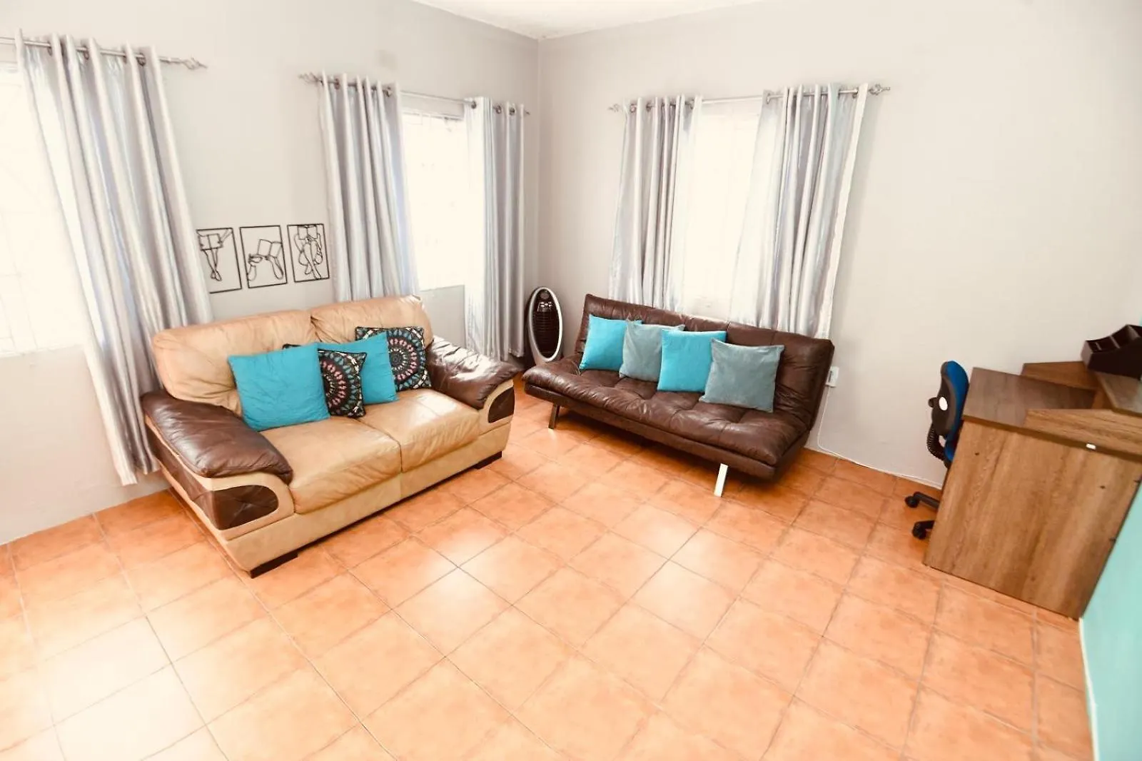 Spacious & Cozy 2 Bedrooms Townhouse In Gated Community, Excellent Location In Kgn8 0*, Кингстон