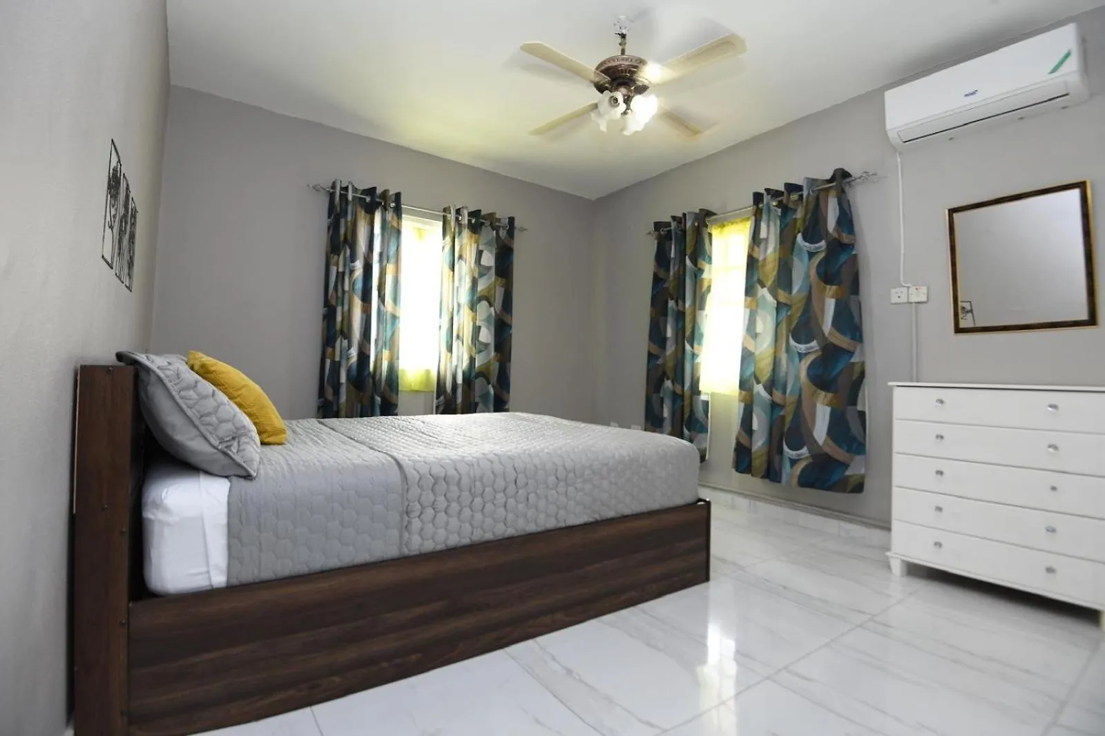 Spacious & Cozy 2 Bedrooms Townhouse In Gated Community, Excellent Location In Kgn8