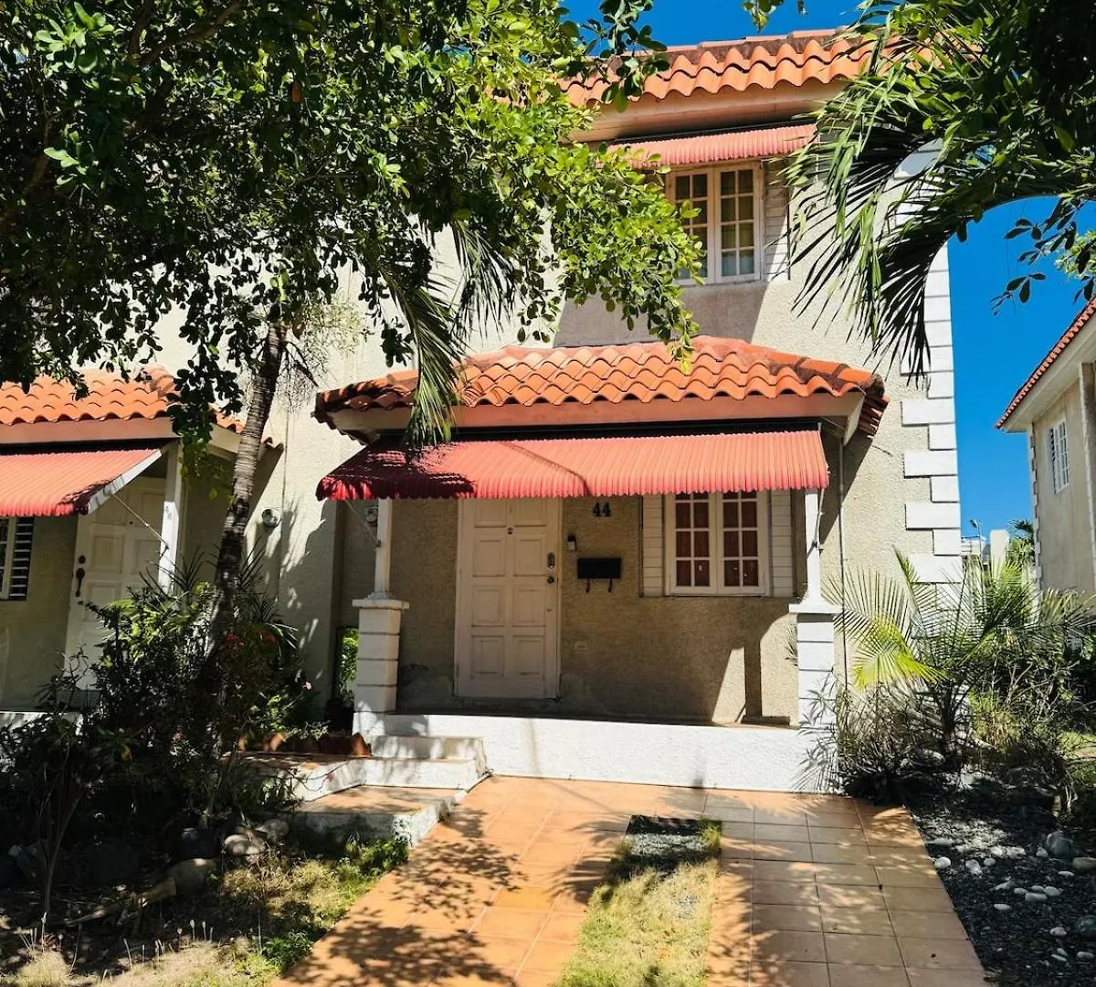 Spacious & Cozy 2 Bedrooms Townhouse In Gated Community, Excellent Location In Kgn8 0*, Кингстон Ямайка