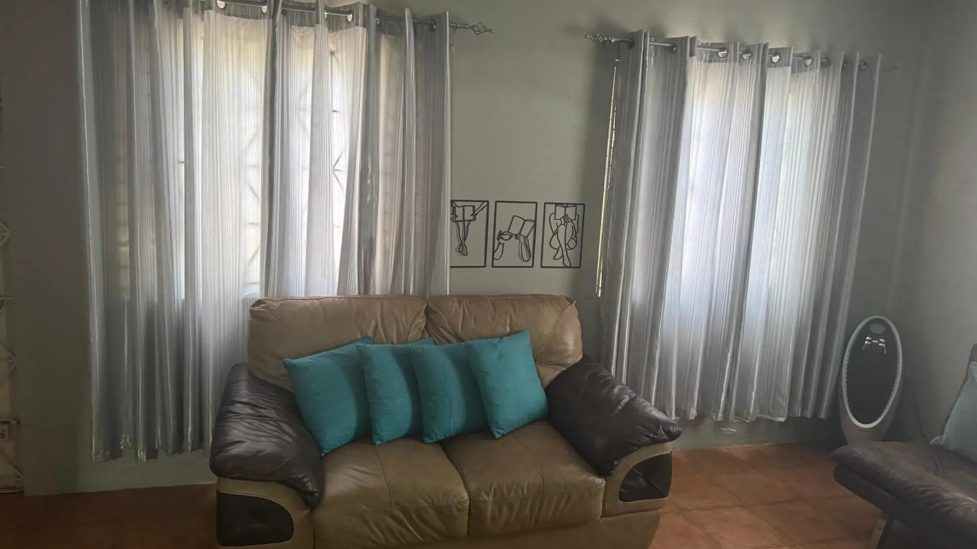 Spacious & Cozy 2 Bedrooms Townhouse In Gated Community, Excellent Location In Kgn8 0*, Кингстон Ямайка